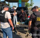 Ховала консерви з наркотиками в машині: на Одещині затримали 19-річну дівчину за спробу контрабанди психотропів