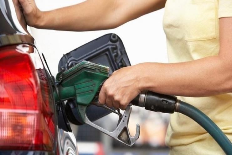 В Україні хочуть дозволити мобільні АЗС у громадах, де обстрілами зруйновано стаціонарні заправки