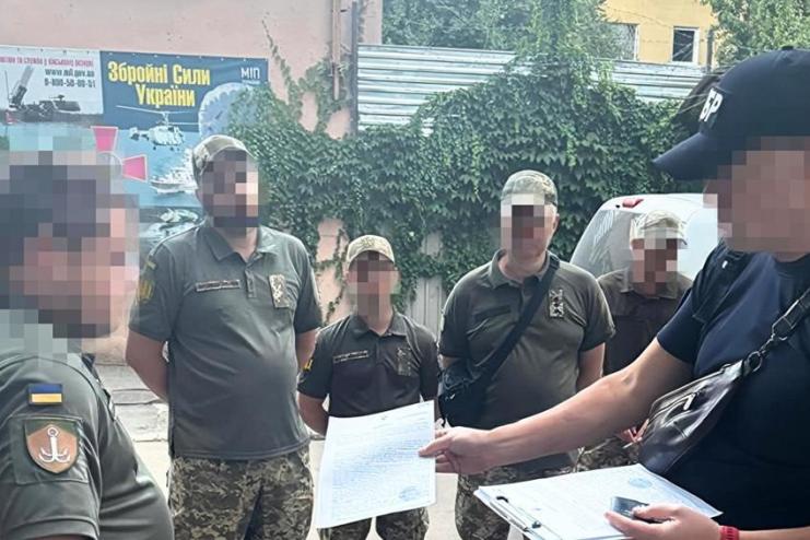 Збивали авто та душили: десять військовослужбовців ТЦК в Одесі  отримали підозру у катуванні цивільних