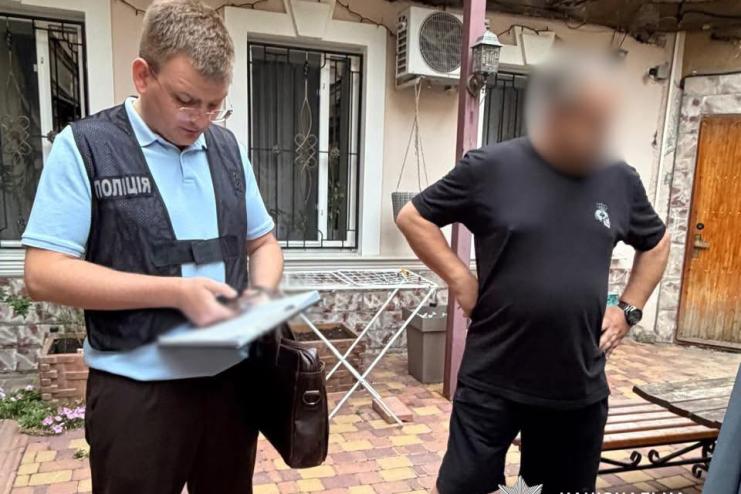 П’ять тисяч доларів за довічну інвалідність: на Одещині викрили хірурга та його спільника