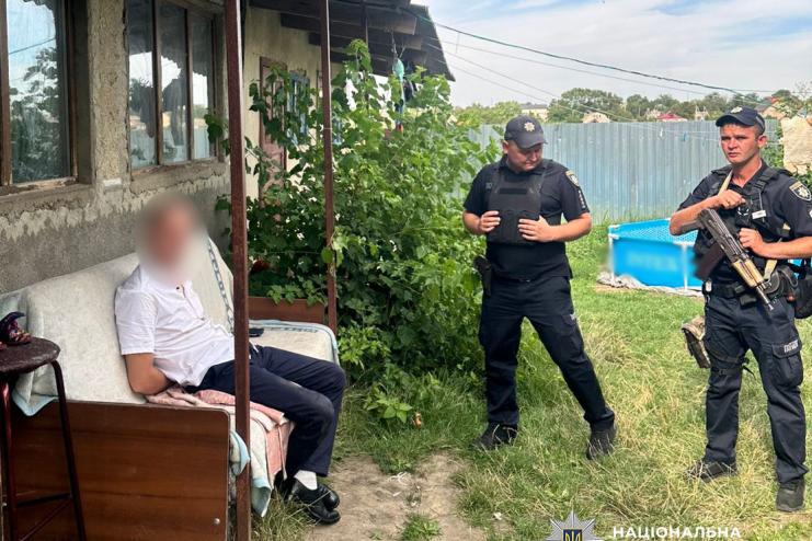 На Одещині затримали військового в СЗЧ, який поранив тещу з автомата та зберігав удома арсенал зброї