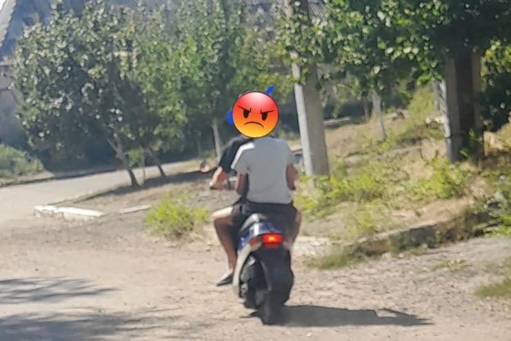 Небезпечні розваги з дозволу батьків: юні «гонщики» на мопедах наражають на смертельну небезпеку себе та інших