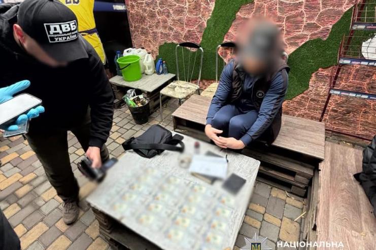 В Татарбунарах чоловік пропонував поліцейському $2000 за непритягнення знайомих до кримінальної відповідальності