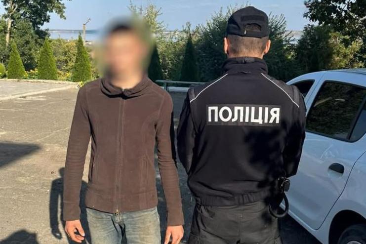 В Ізмаїльському районі 18-річний випускник прийшов до восьмикласників із пістолетом